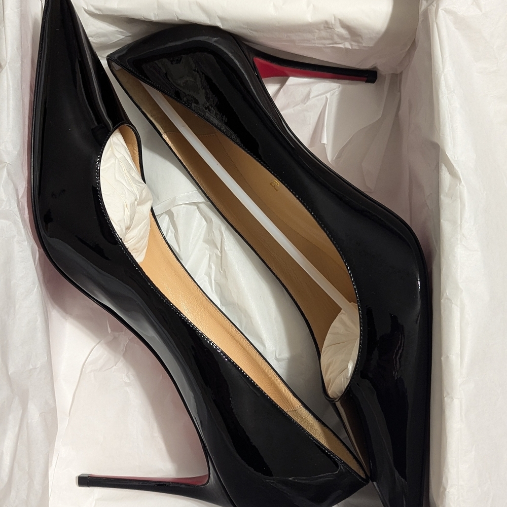 BRAND NEW, NEVER WORN CHRISTIAN LOUBOUTINS SIZE 42
